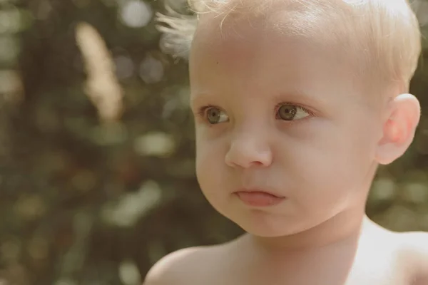 Rendre La Garde D Enfants De Qualite Plus Abordable Petit Garcon Petit Enfant Au Visage Adorable Petit Bebe En Garderie Garde Des Jeunes Enfants Bebe Mignon Annees D Enfance Stock Photo