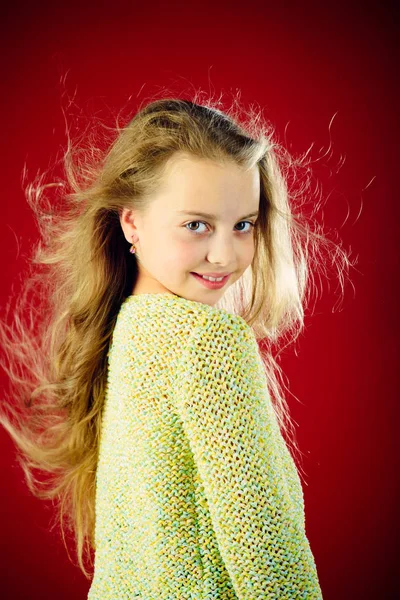 Beaute Coiffeur D Enfant Soins De La Peau Et Des Cheveux Petite Fille Aux Cheveux Longs Portrait De Mode De Petite Fille Enfance D Enfant Heureux Ambitieux Et Beau Beaute Et Mode Suivre Un