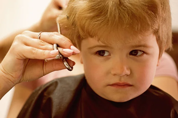Frange Rugueuse Un Petit Enfant Se Fait Couper Les Cheveux Petit Enfant Dans Le Salon De