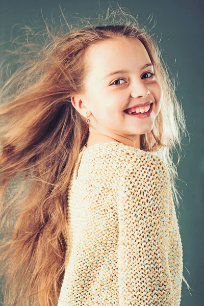 Beaute Coiffeur D Enfant Soins De La Peau Et Des Cheveux Petite Fille Aux Cheveux Longs Portrait De Mode De Petite Fille Enfance D Enfant Heureux Ambitieux Et Beau Beaute Et Mode Suivre Un