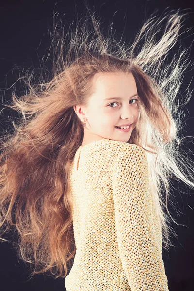 Beaute Coiffeur D Enfant Soins De La Peau Et Des Cheveux Petite Fille Aux Cheveux Longs