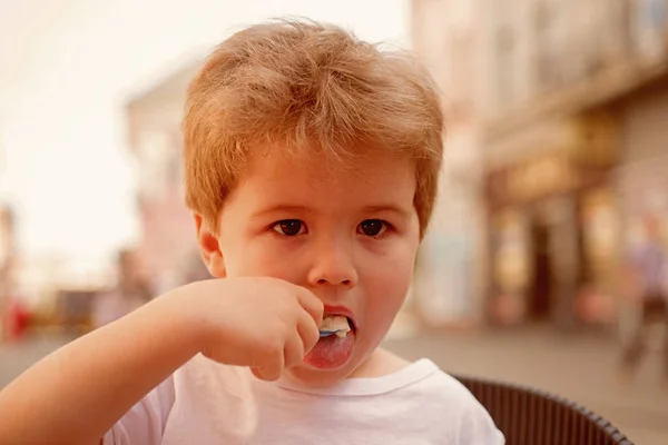 Prendre Soin D Un Cheveu D Enfant Un Petit Enfant Qui Mange Dehors Petit Garcon Avec Prendre Soin D Un Cheveu D Enfant Un Petit Enfant Qui Mange Dehors Petit Garcon Avec