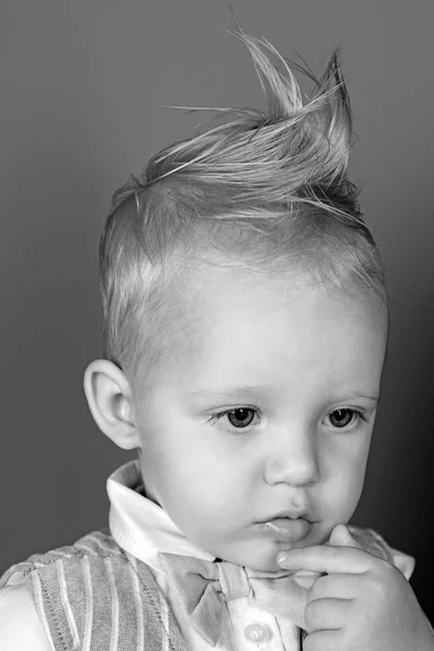 Gros Plan De Mignon Bebe Garcon Prescolaire Heureux Stock Photo