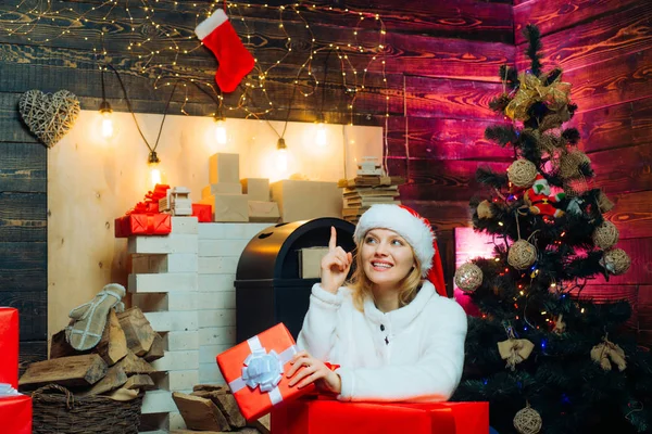 Reveillon Du Nouvel An Belle Femme Avec Cadeau De Boite De Noel A La Maison Arbre Reveillon Du Nouvel An Belle Femme Avec Cadeau De Boite De Noel A La Maison Arbre