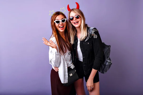 Close Estilo Vida Moda Retrato Duas Meninas Melhores Amigos Posando — Fotografia de Stock