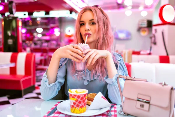 Estilo Vida Moda Retrato Impresionante Mujer Bonita Bebiendo Batido Cafetería — Foto de Stock