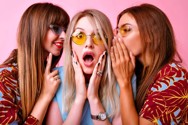 Estilo Vida Moda Retrato Jovens Meninas Hipster Melhores Amigos Compartilhando — Fotografia de Stock