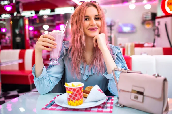 Mode Lifestyle Porträt Einer Atemberaubenden Hübschen Frau Die Milchshake Café — Stockfoto