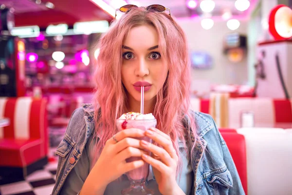 Estilo Vida Moda Retrato Impresionante Mujer Bonita Bebiendo Batido Cafetería — Foto de Stock