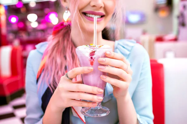 Mode Lifestyle Porträt Einer Atemberaubenden Hübschen Frau Die Milchshake Café — Stockfoto