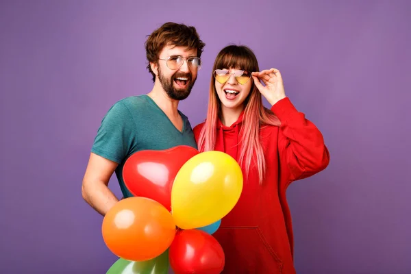 Ungt Par Poserar Studio Med Ballonger — Stockfoto