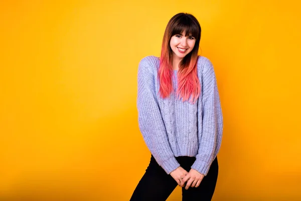 Junge Schöne Frau Mit Rosa Haaren Posiert Studio — Stockfoto