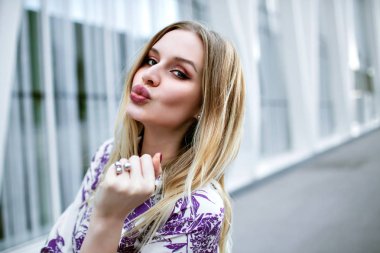 Genç kadın kentsel arka planda şehir poz 