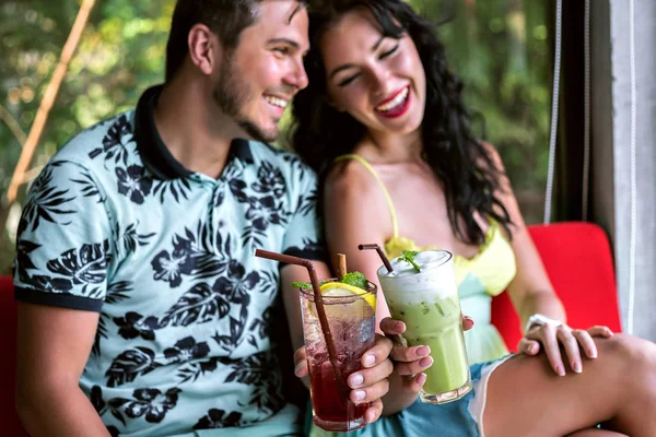 年轻夫妇享受他们的暑假喝鸡尾酒 生活方式描绘时尚的嬉皮士夫妇的爱情 — 图库照片