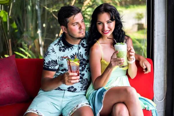 Young Couple Enjoying Summer Vacation Drinking Cocktails Lifestyle Portray Stylish — Stock Photo, Image