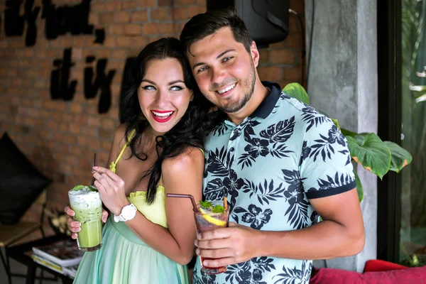 Casal Jovem Desfrutando Suas Férias Verão Bebendo Coquetéis Estilo Vida — Fotografia de Stock