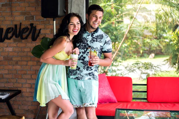 Young Couple Enjoying Summer Vacation Drinking Cocktails Lifestyle Portray Stylish — Stock Photo, Image