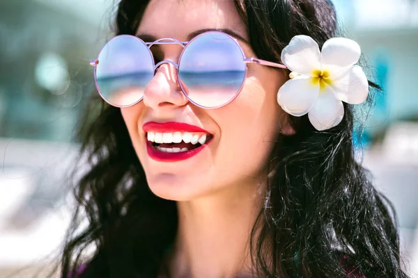 Jonge Sexy Vrouw Ontspannen Zomerdag — Stockfoto