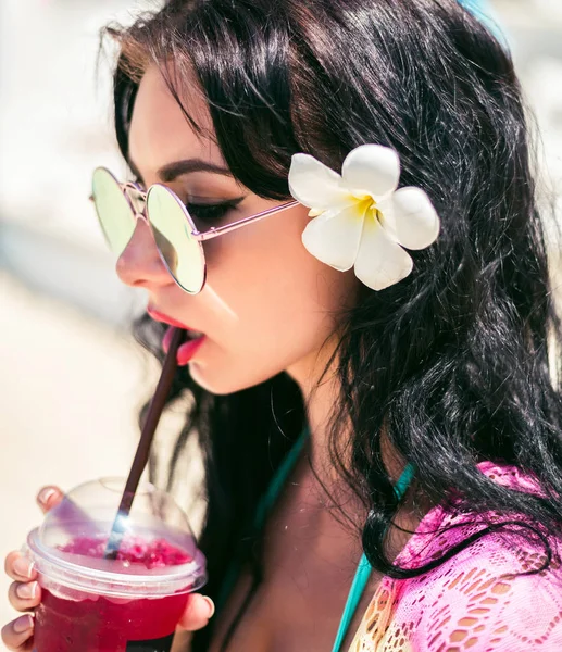 Vacker Ung Kvinna Solglasögon Med Cocktail — Stockfoto