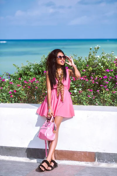 Joven Hermosa Mujer Posando Por Mar — Foto de Stock