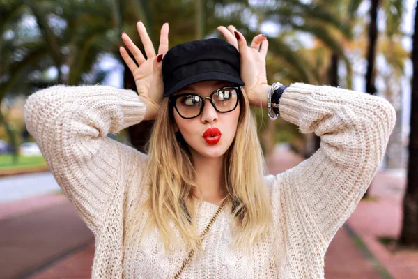 Young Woman Making Face Urban Background City — Stock Photo, Image