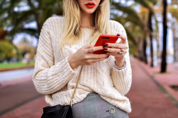 Mujer Joven Usando Teléfono Ciudad — Foto de Stock