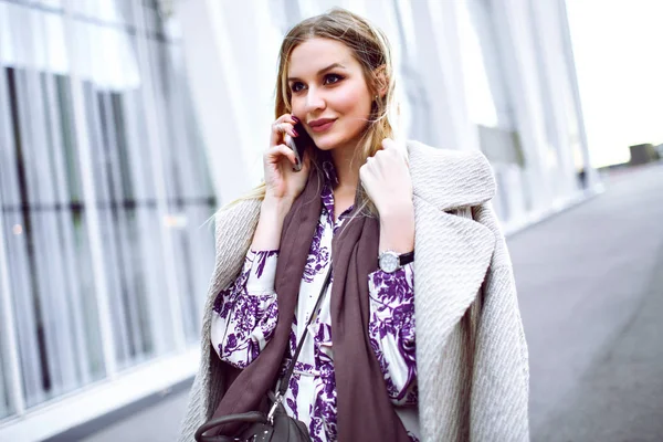 Young Woman Talking Phone Urban Background City — Stock Photo, Image