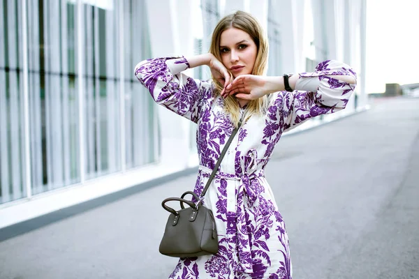 Young Woman Posing Urban Background City — Stock Photo, Image