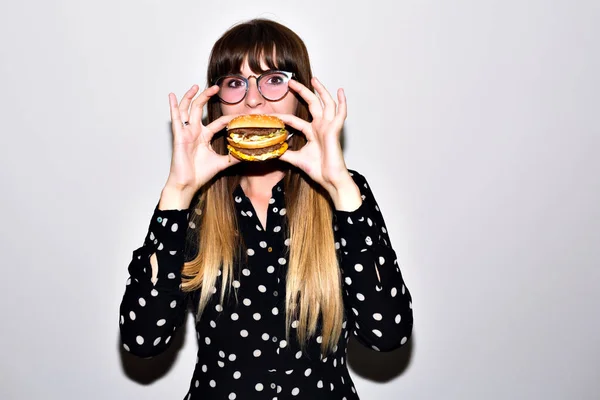 Young Beautiful Woman Eating Hamburger — Stock Photo, Image