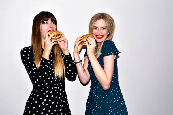 Két Fiatal Hipster Lányok Legjobb Barátai Eszik Hamburgert Divat Életmód — Stock Fotó