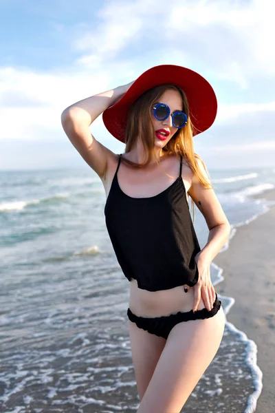 Piękna Młoda Kobieta Kapeluszu Plaży — Zdjęcie stockowe