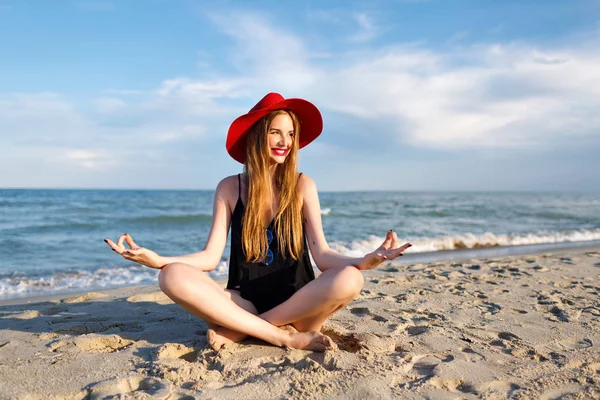 Vacker Ung Kvinna Hatt Mediterar Stranden — Stockfoto