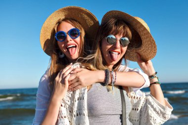 Hasır şapkalar tropikal üzerinde her rahat genç güzel kadın. 