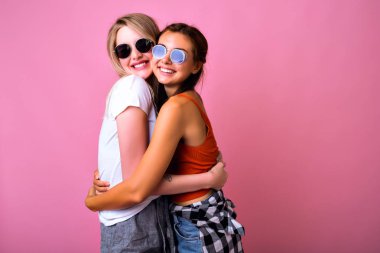 Moda yaşam tarzı portre studio poz iki genç hippi kız arkadaşlarım kapatın