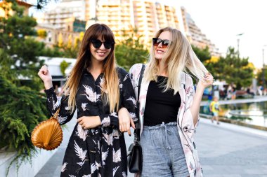  sokakta yürüyen iki genç hippi kız arkadaşlarım moda yaşam tarzı portresi