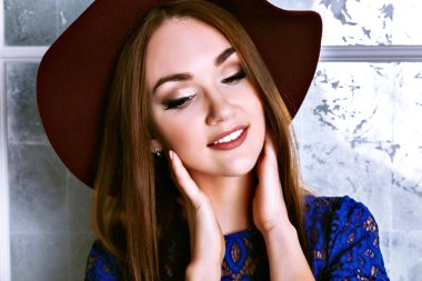 Studio moda portre büyük hafif çatı odasında poz lüks kızlardan şapkayı. moda kavramı