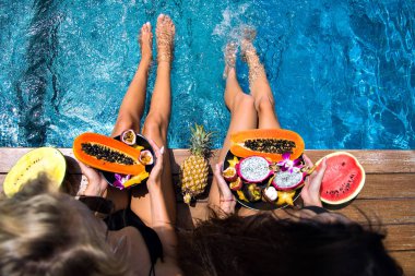  iki en iyi arkadaş kız bir sürü farklı lezzetli egzotik meyve, sağlık vegan yaşam