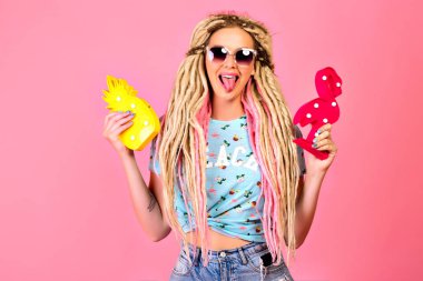 Stüdyoda poz veren güzel bir kadın. 