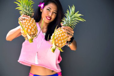 ananas ile poz güzel genç kız 