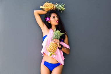 ananas ile poz güzel genç kız 