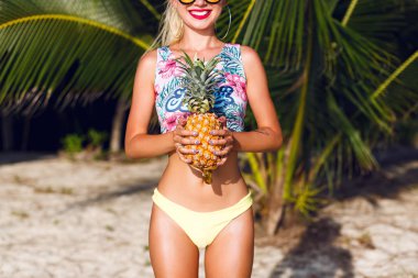 güzel genç kız plajda ananas ile poz