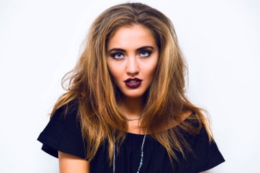 Studio beyaz üzerine poz genç güzel kadın 