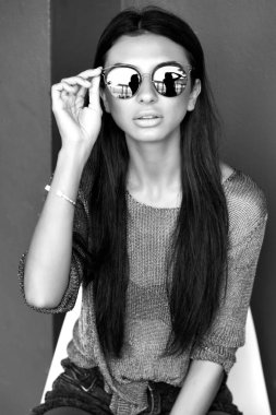 Gri duvara yakın poz genç hippi kız rahat tarzı kıyafet