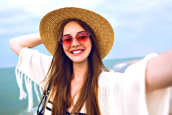 Krásná Mladá Žena Klobouku Pláži Selfie — Stock fotografie