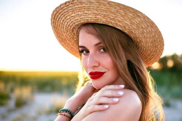 Όμορφη Νεαρή Γυναίκα Καπέλο Στην Παραλία — Φωτογραφία Αρχείου
