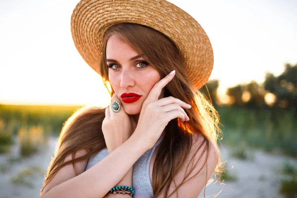 Belle Jeune Femme Chapeau Sur Plage — Photo