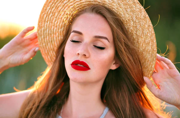 Hermosa Mujer Joven Sombrero Playa —  Fotos de Stock