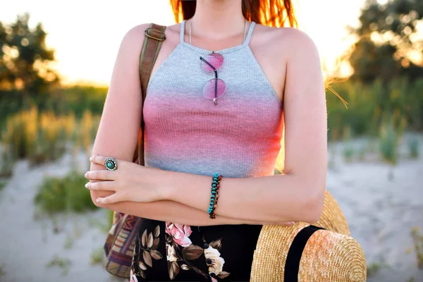 Hermosa Joven Con Sombrero Playa — Foto de Stock