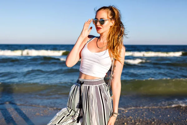 Piękna Młoda Kobieta Okularach Słonecznych Plaży — Zdjęcie stockowe