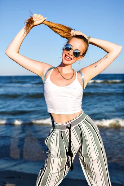 Schöne Junge Frau Mit Sonnenbrille Strand — Stockfoto